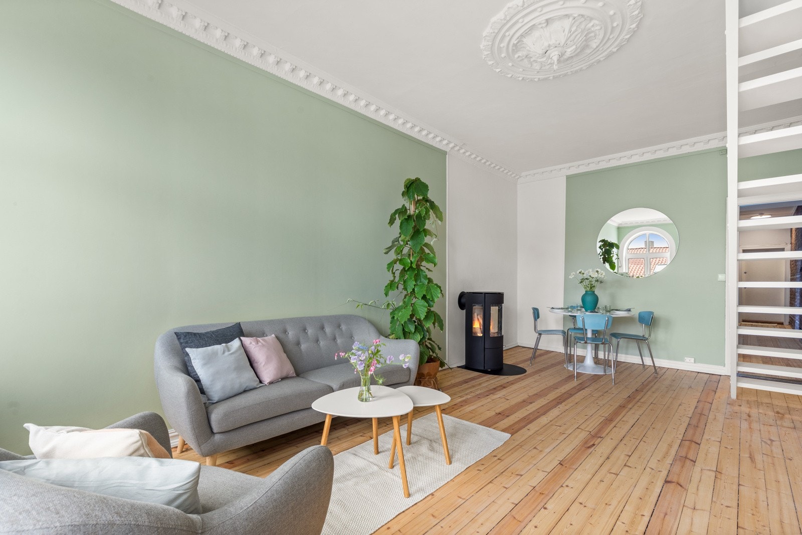 Takhøyde i stue er målt til ca. 2,96 m. Galleribilde