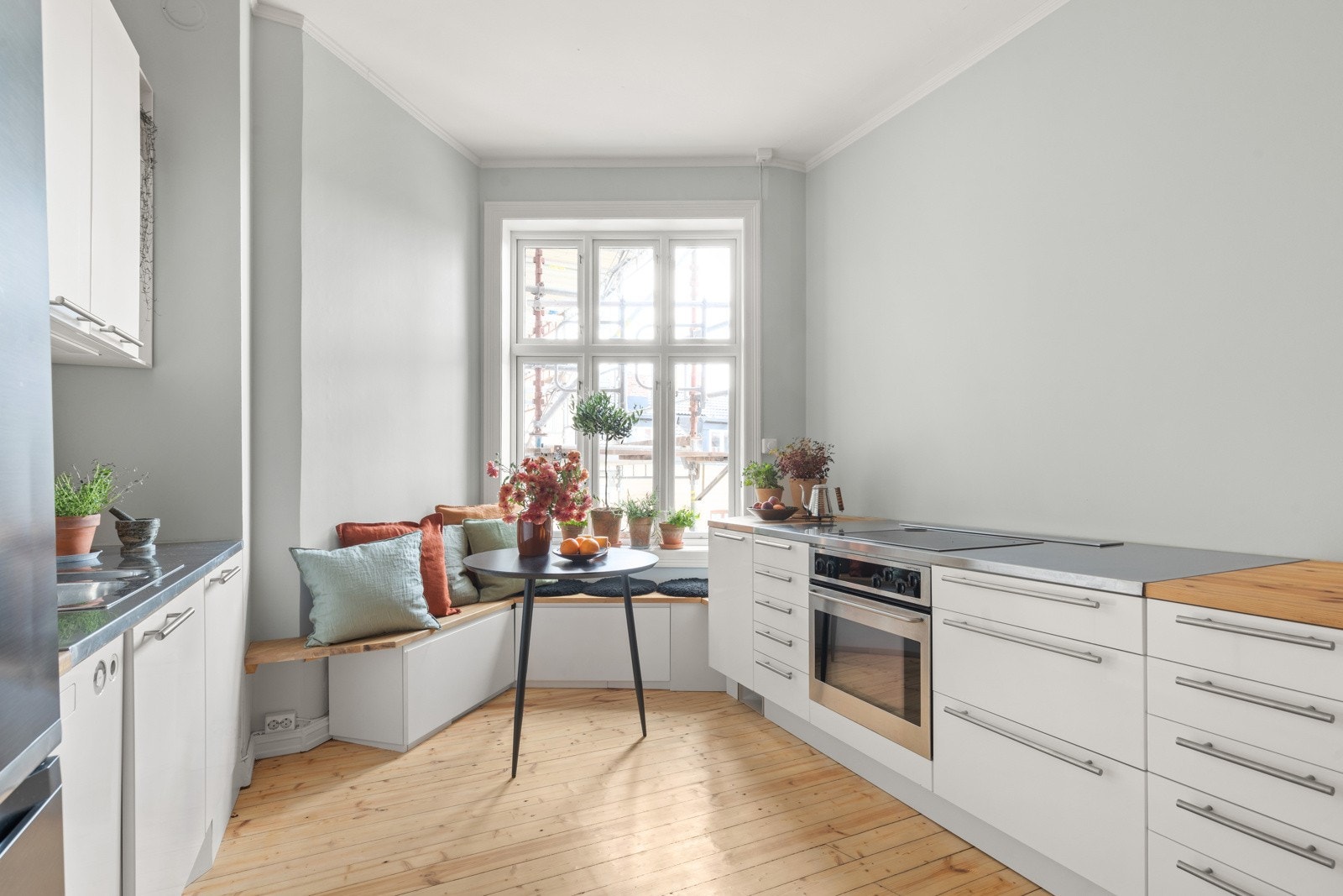 På begge sider av kjøkkenet er det rom for hvitevarer under benkeplaten og det er god plass til oppbevaring i de integrerte skapene. Galleribilde