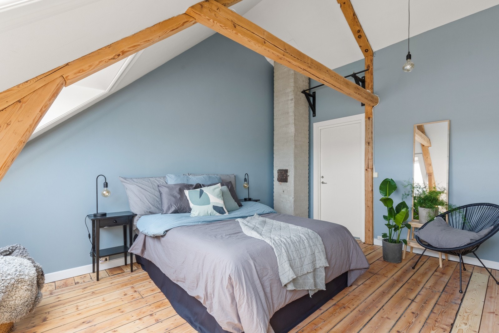 Rommet blir i dag benyttet som hovedsoverom og er på ca.22 m². Rommet er ikke søk/godkjent som soverom. Galleribilde