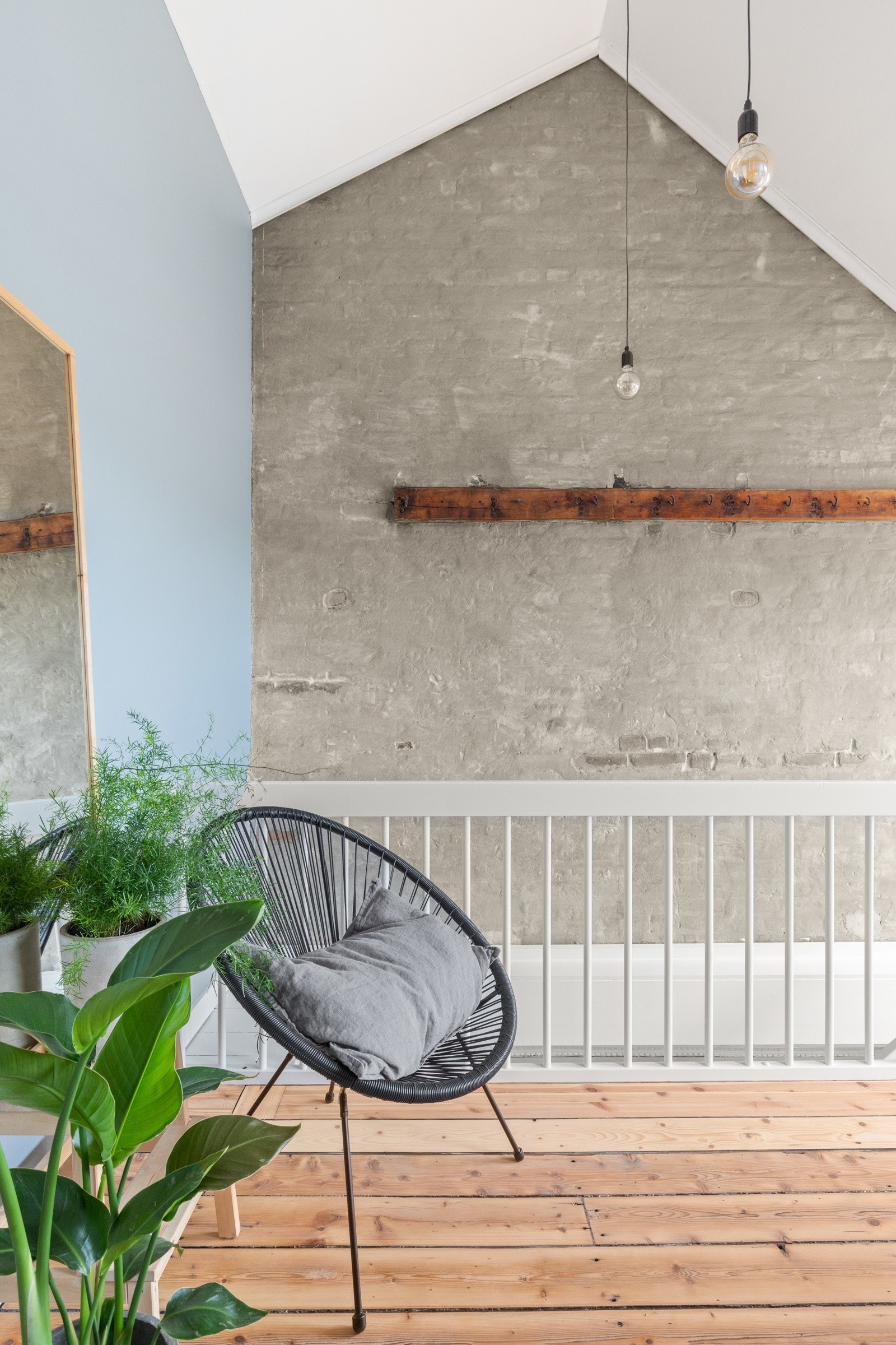 Loftet er godkjent i tillatelsen av 13. januar 1987 og tilhører selger. Dog er arbeidet med innlemmingen av loftsarealet søknadspliktig. Galleribilde