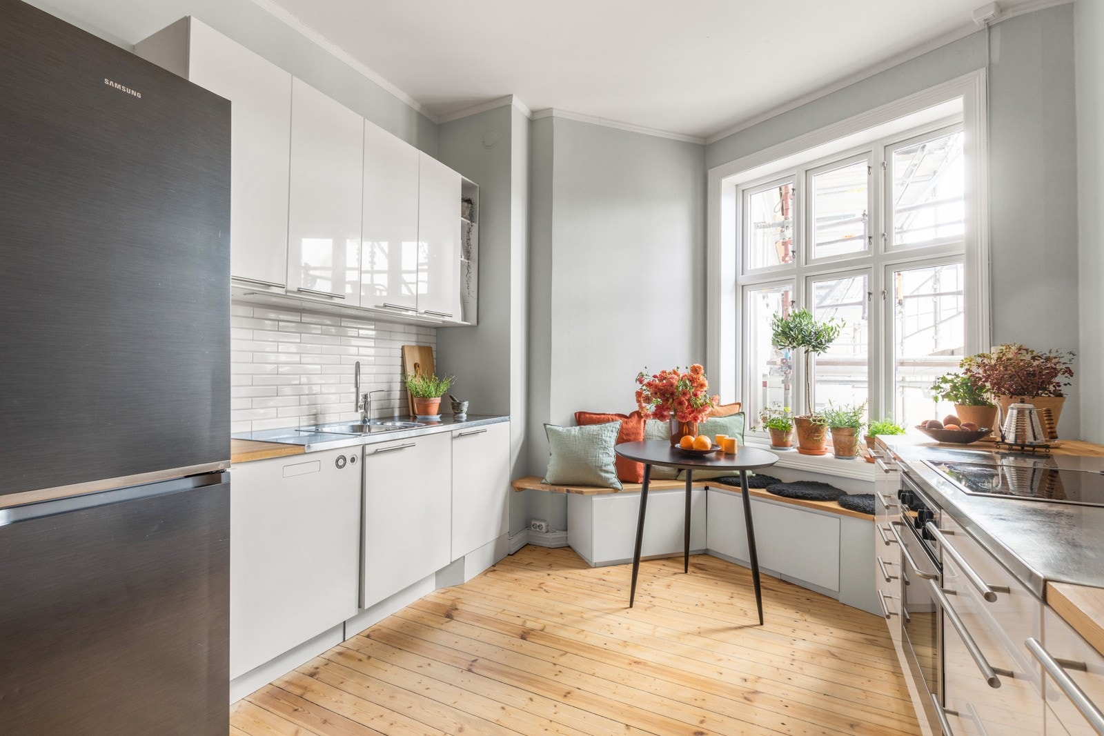 Nytt røropplegg i hele leiligheten i 2019 og lekkasjestopper i kjøkkenbenk. Galleribilde