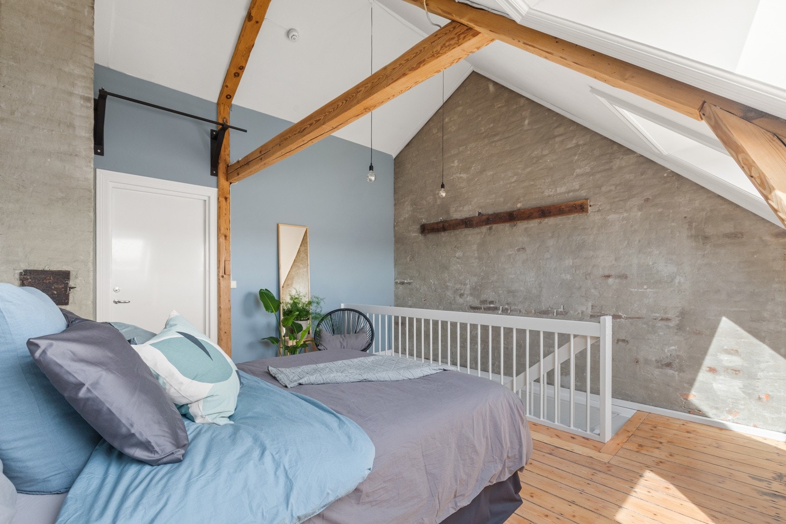 Flotte rustiske detaljer som originale takbjelker, tregulv, mur og en enorm takhøyde på hele 3,95 meter. Galleribilde