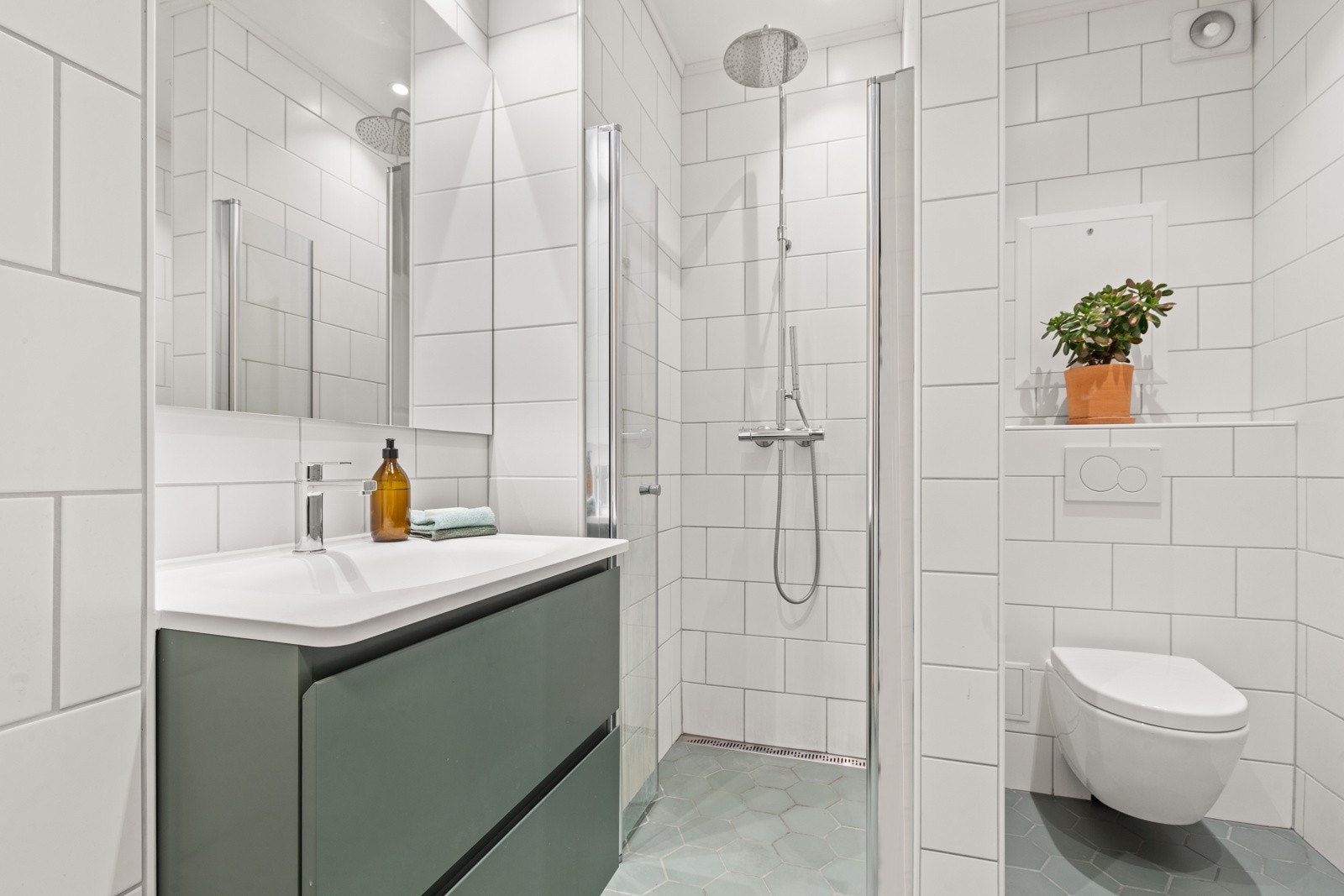 Rehabilitert baderom i 2019. Det ble støpt nytt gulv med varmekabler, nytt rør-i-rør system, sluk, sveisemembran på gulv og litex på vegger. Galleribilde