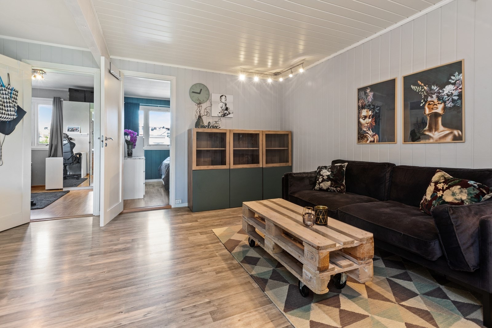 Rommet er pent innredet med lysmalte flater og laminat på gulv Galleribilde