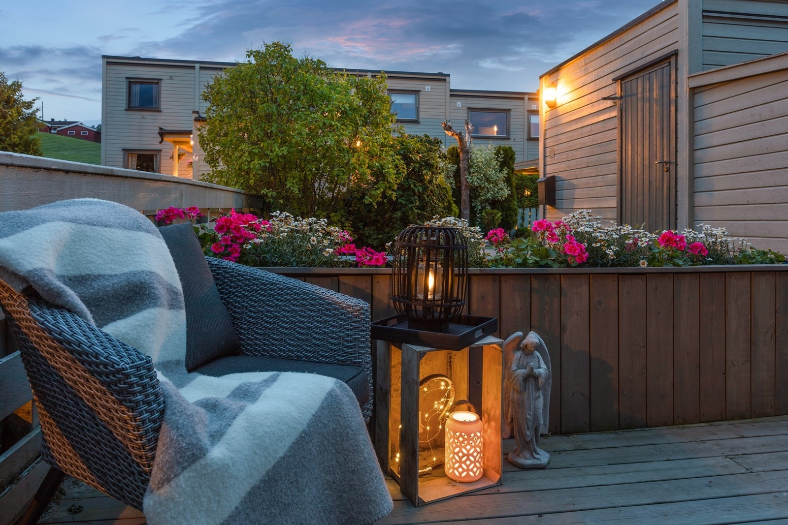 På fremsiden av huset er det også en flott uteplass med meget gode solforhold Galleribilde