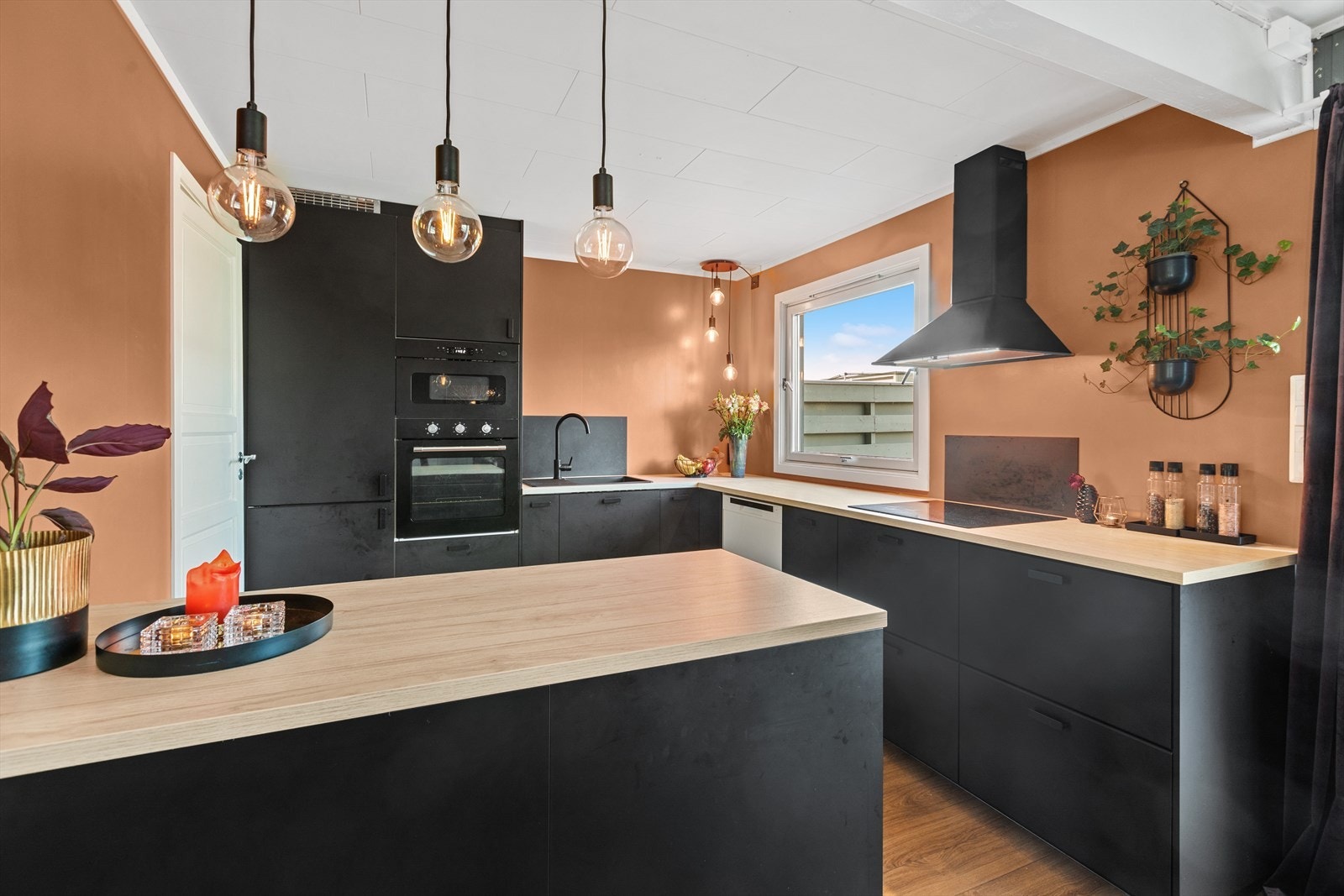 Lekkert kjøkken fra 2021 i åpen løsning mot spisestuen Galleribilde