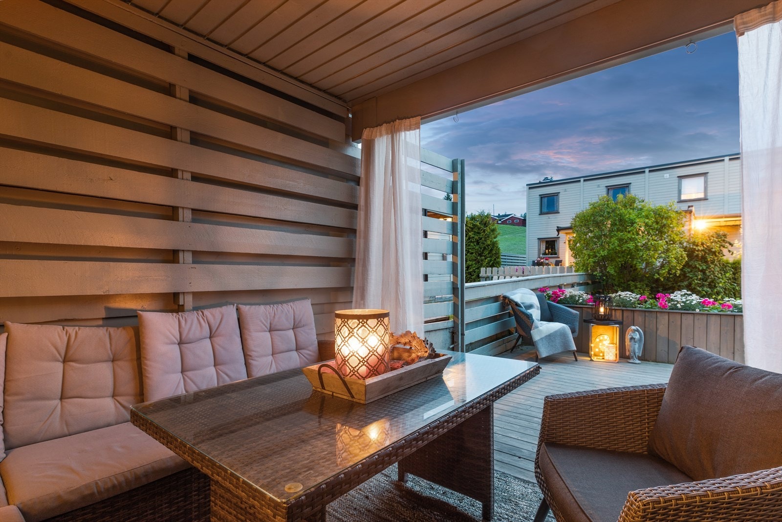 Her sitter man i le for vær og vind , sammen med en varmelampe forlenges sommerkveldene Galleribilde