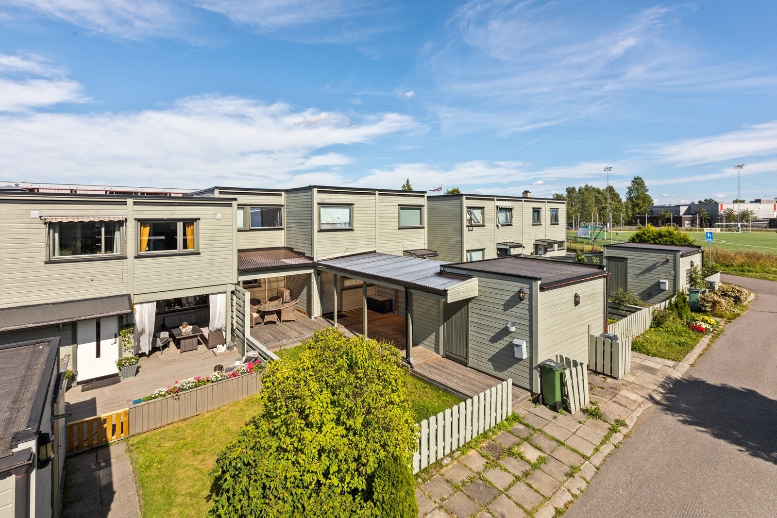 Rekkehuset har en meget barnevennlig beliggenhet med kort vei til skoler, barnehager, butikker og kollektivtilbud Galleribilde