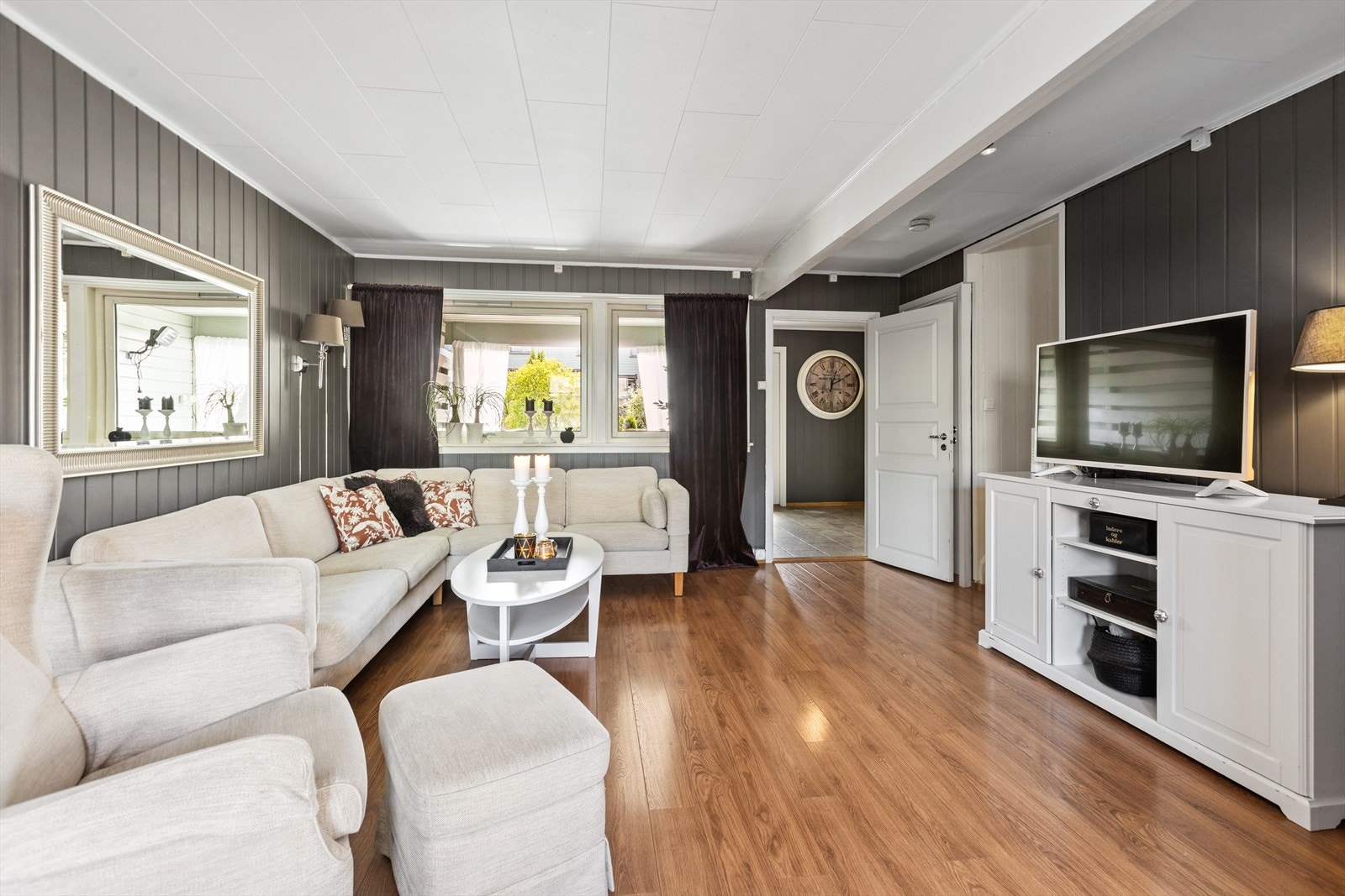 Boligens samlingspunkt er den luftige stuen som gir god plass for sofa med tilhørende mediemøblement Galleribilde