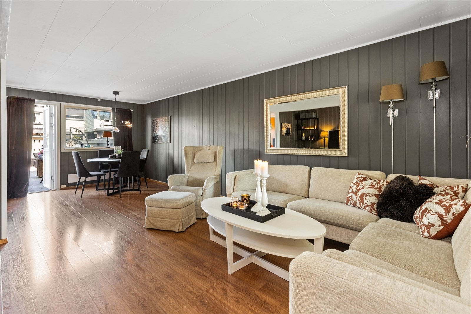 Stuen er malt i en dempet fargenyanse og har laminat på gulv Galleribilde