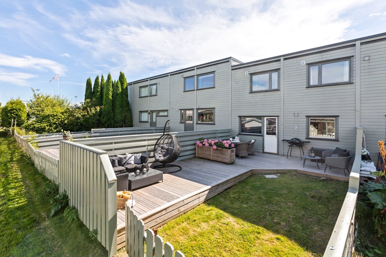 Terrassen er på ca. 30 kvadratmeter og har sol fra morgen til ca. kl 13, og ca fra kl 20-22 på sommerstid Galleribilde