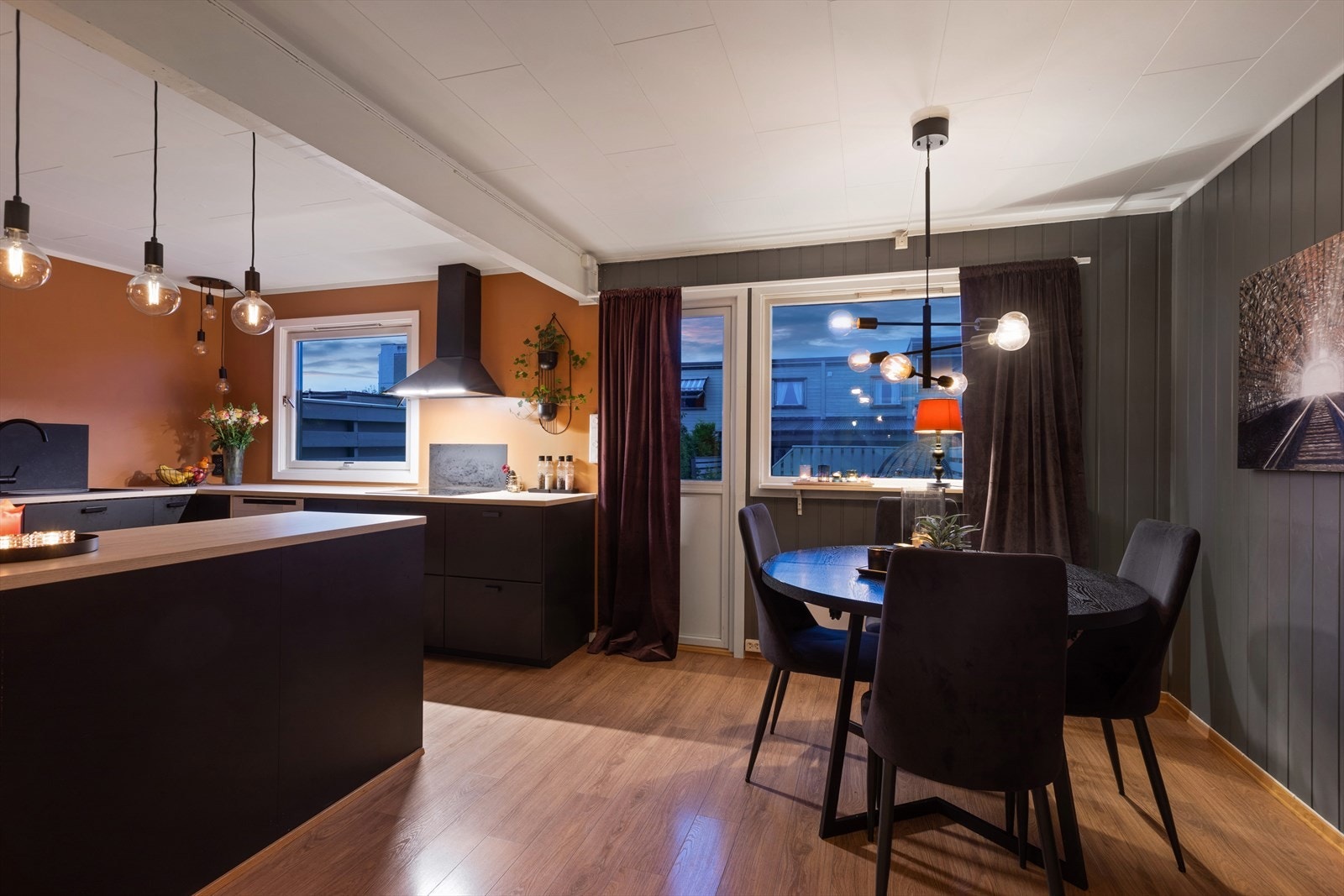Spisestuen er praktisk plassert i forlengelse av kjøkkenet Galleribilde