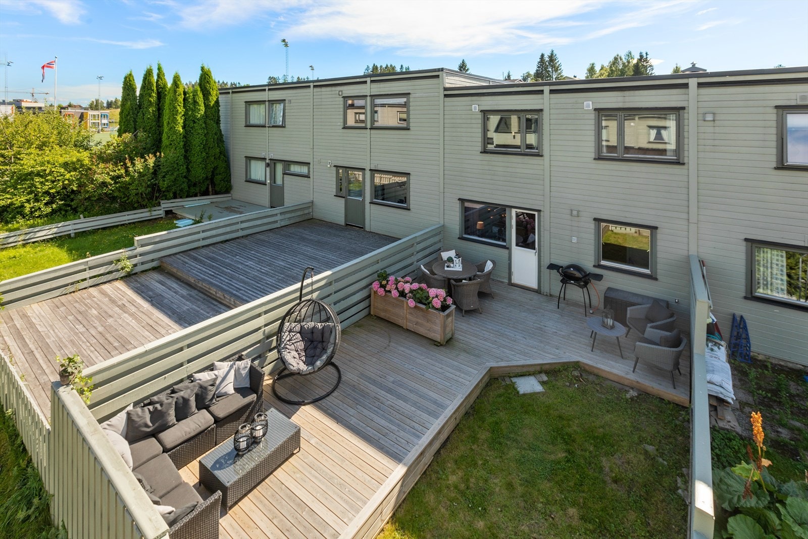 Fra stuen/kjøkkenet er det utgang til den solrike terrassen og hageflekken Galleribilde