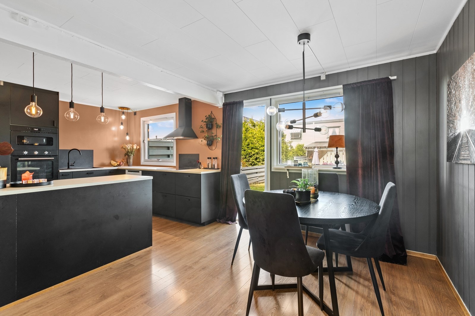 Kjøkkenet har rikelig med oppbevaring - og benkeplass Galleribilde