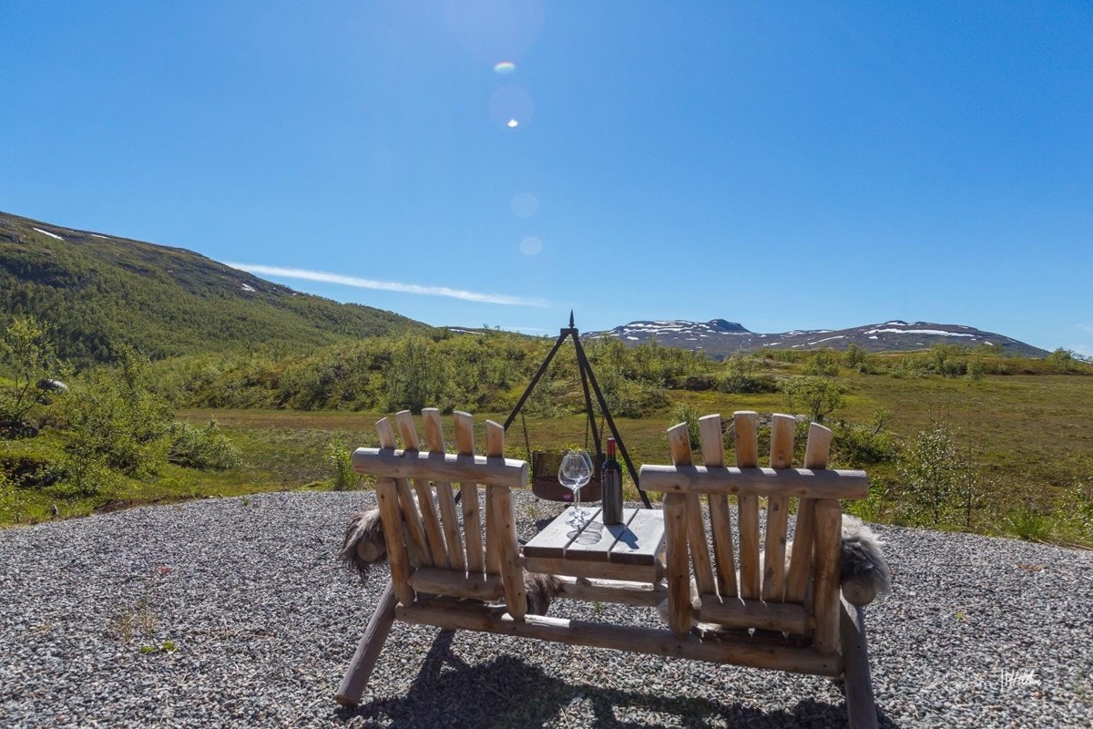Her senker man skuldrene. Det blir i disse dager laget stor terrasse rundt deler av hytten. Galleribilde