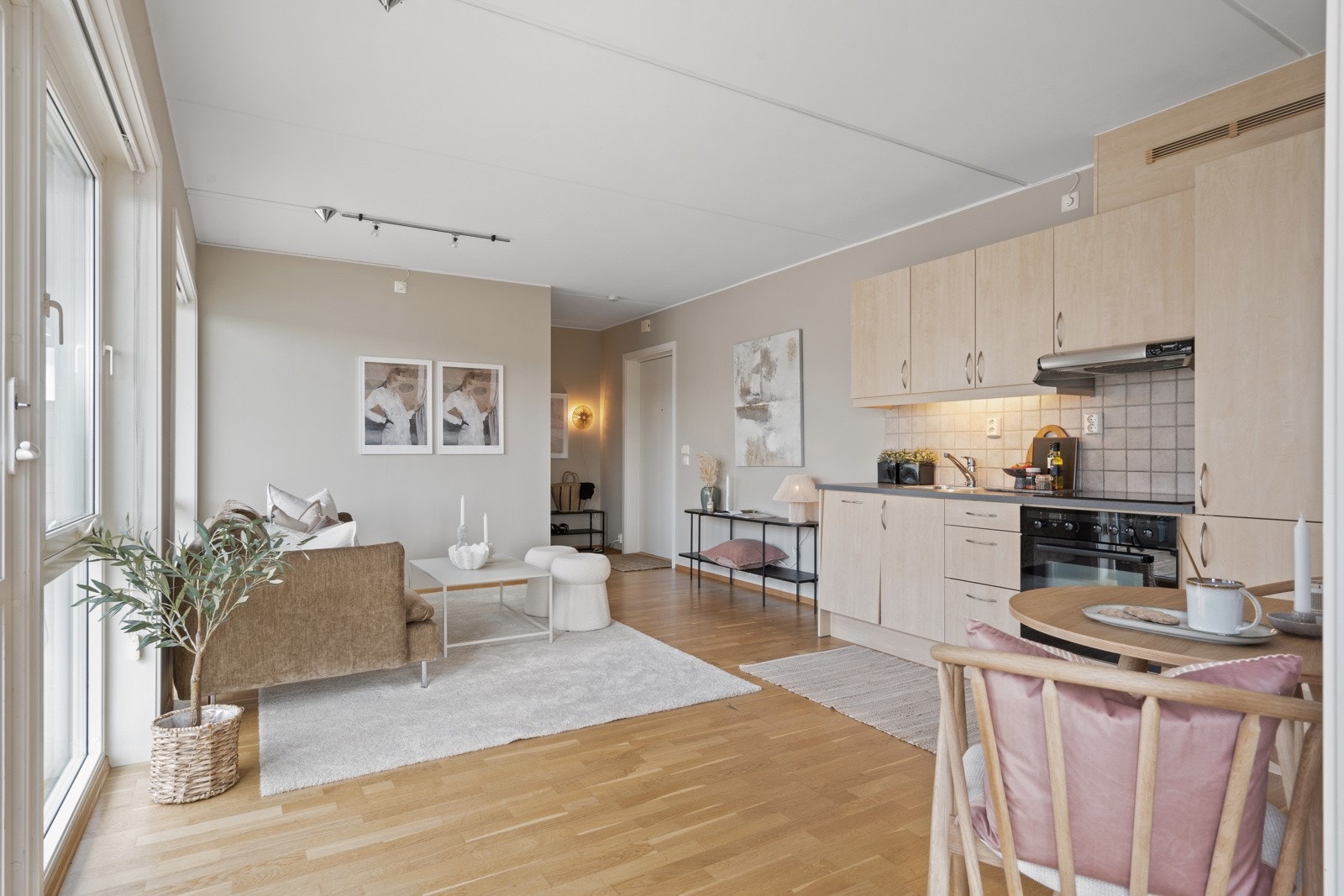 Den åpne stue- og kjøkkenløsningen er på 22 m² med god plass til flere ulike møbleringsmuligheter