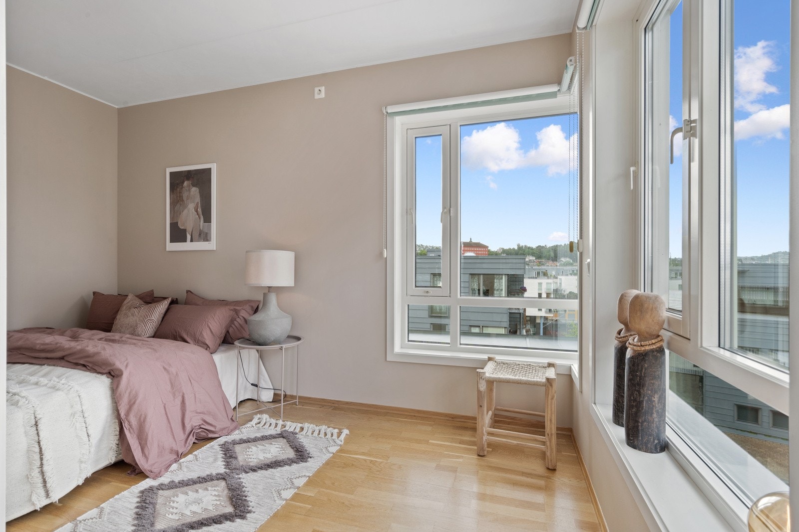 Soverommet er på 8 m² med god plass til dobbeltseng og tilhørende møblement