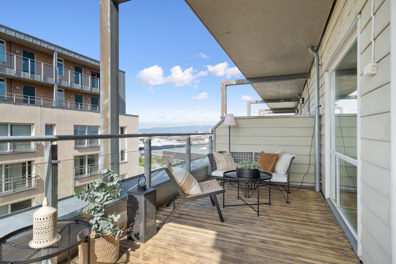 Leiligheten har en egen, vestvendt terrasse på hele 11 m² med god plass til ønsket utemøblement