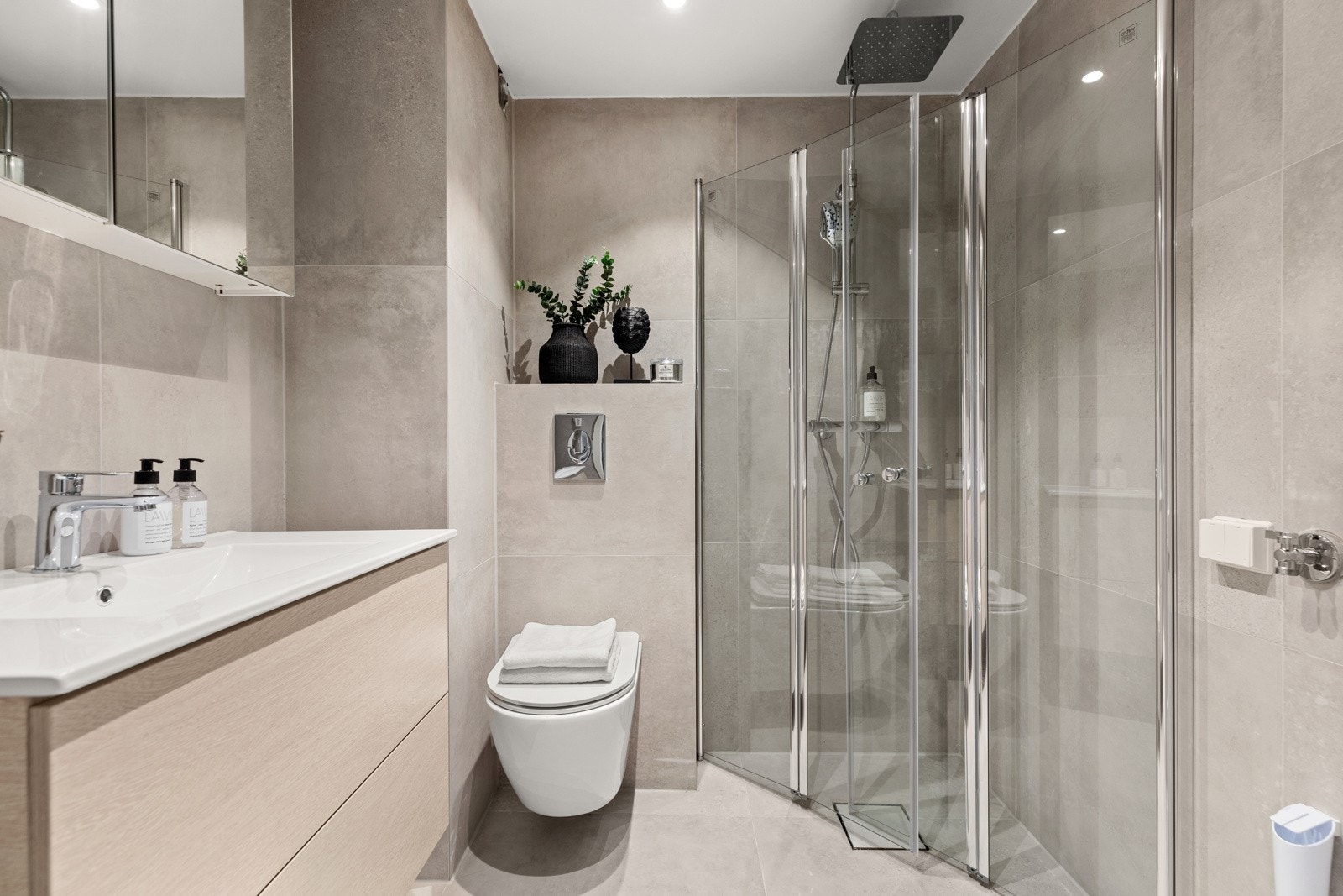 Det andre badet er også pent og har dusjhjørne, toalett, servantinnredning med skuffer og overskap med speil Galleribilde