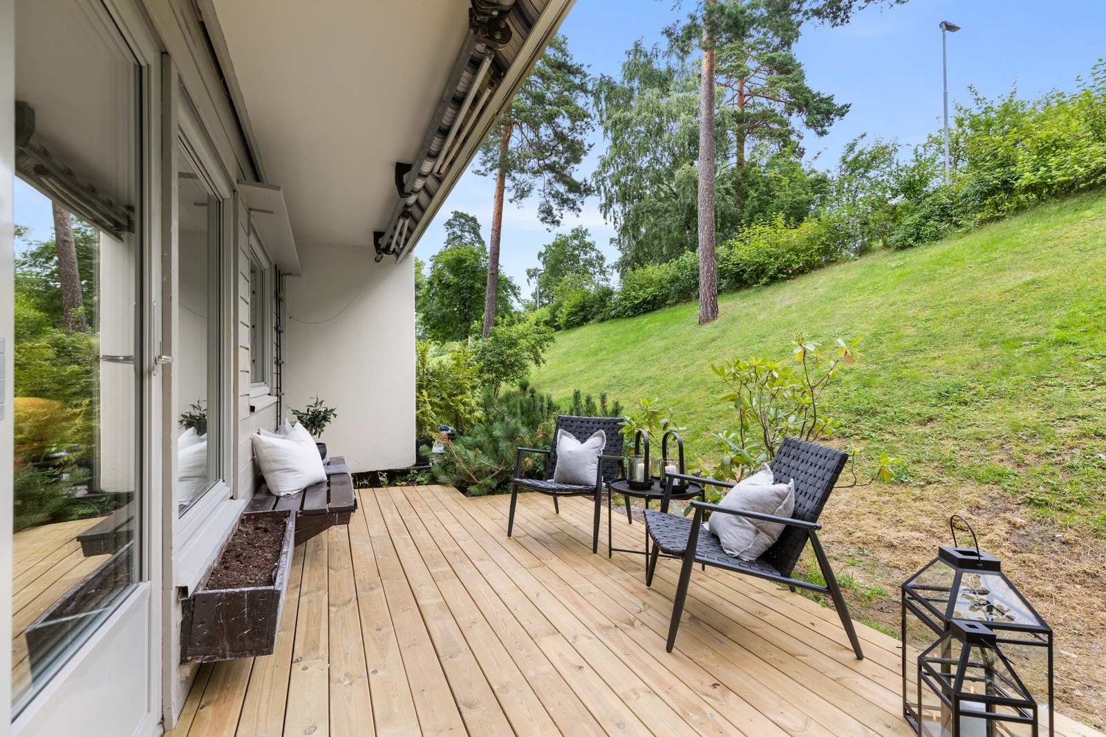 Fra det ene soverommet er det utgang til en koselig, ny terrasse på ca. 12 m2 Galleribilde