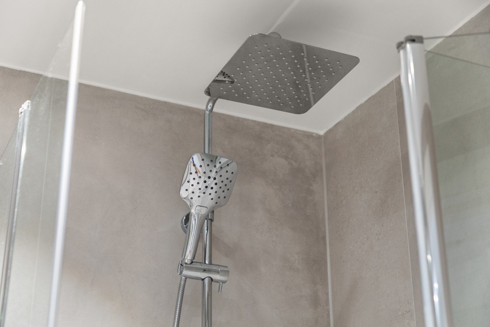 Dusjen har stor regndusj og innfellbare dører i glass. Badet har også opplegg for vaskemaskin Galleribilde