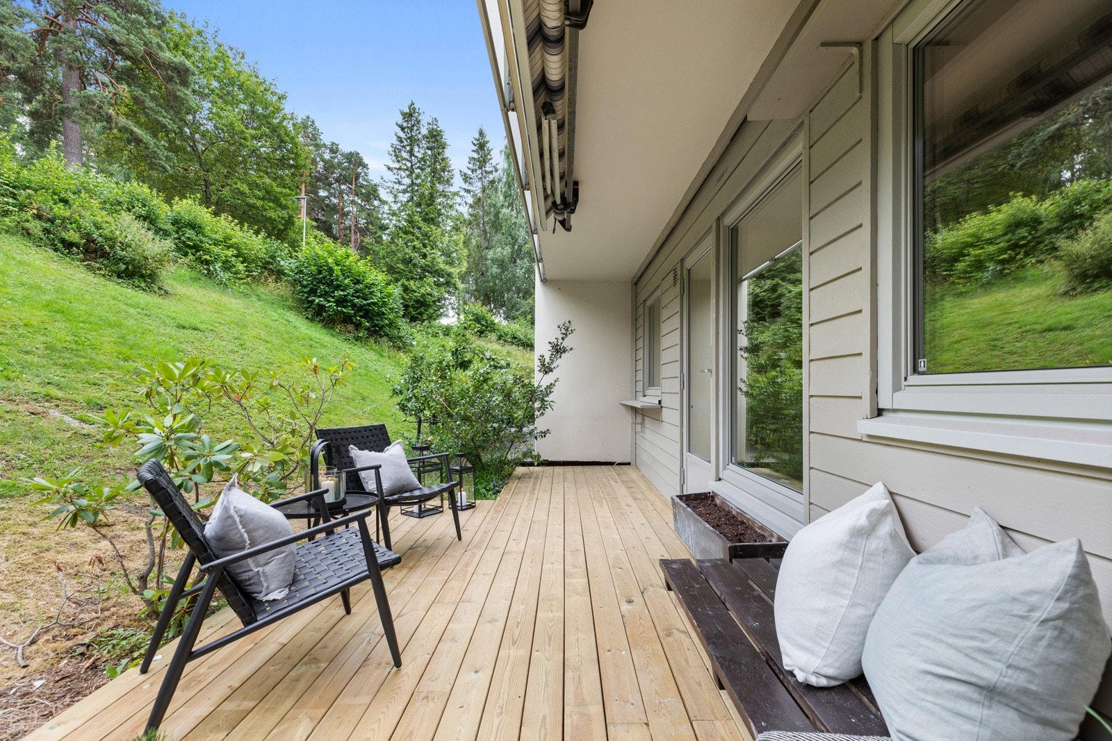 Boligen har uteplass på begge sider, noe som gjør at du kan nyte sol hele dagen Galleribilde