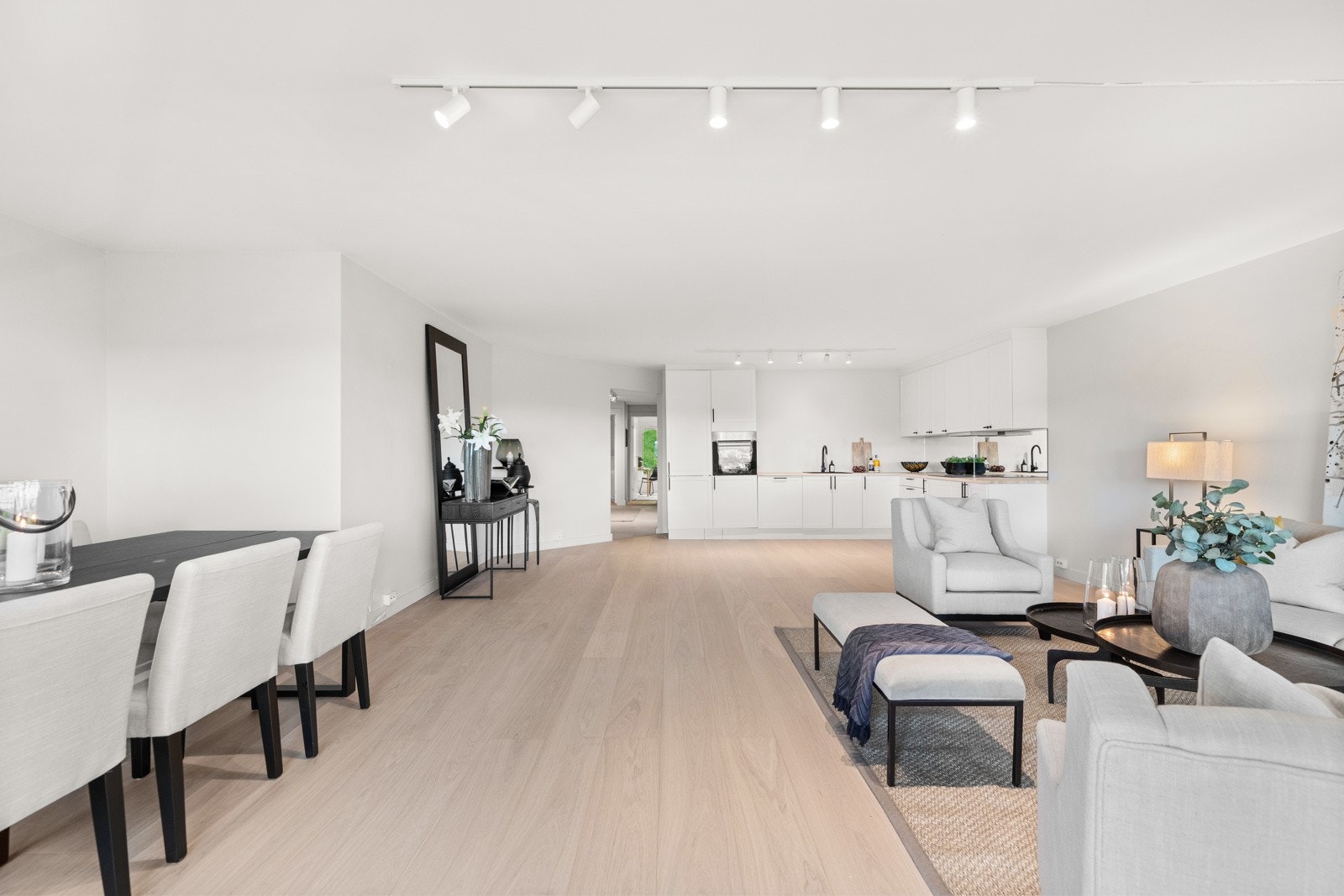 Stue og kjøkken er av åpen løsning Galleribilde