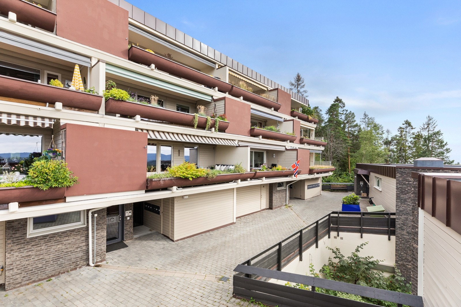 Sameiet ligger i et stille område, innerst i blindveien Myrhaugen og innerst på feltet grensende mot friarealer Galleribilde