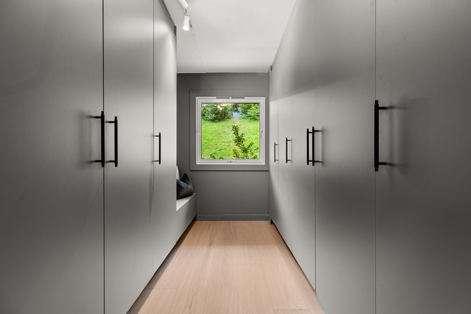 Her er det rikelig med garderobeskap Galleribilde