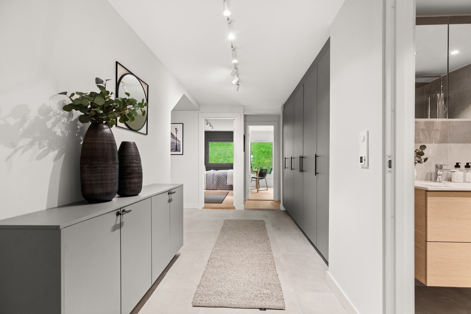 Boligen har et flott og romslig inngangsparti Galleribilde