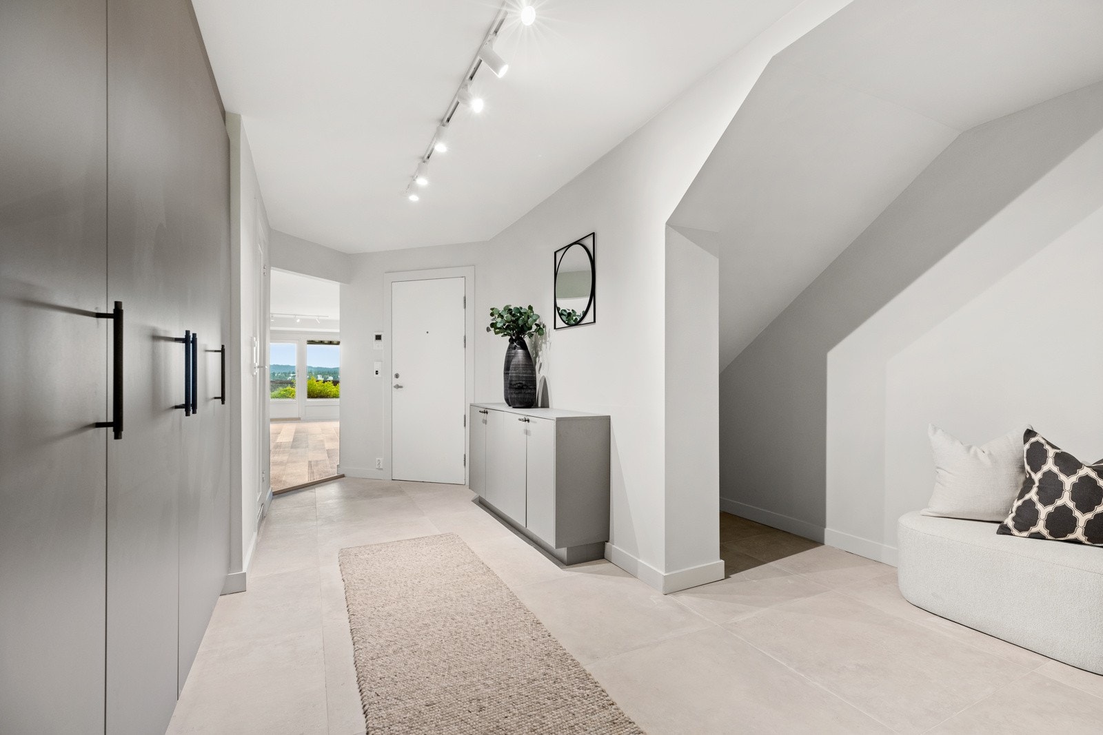 Her er det mye skapplass for yttertøy og sko Galleribilde