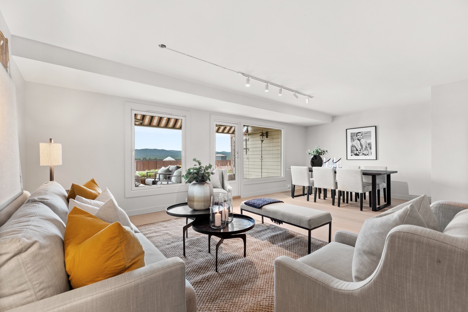 Stuen oppleves sosial og romslig med naturlig plass til både sofagruppe, spisebord og annet ønskelig møblement Galleribilde