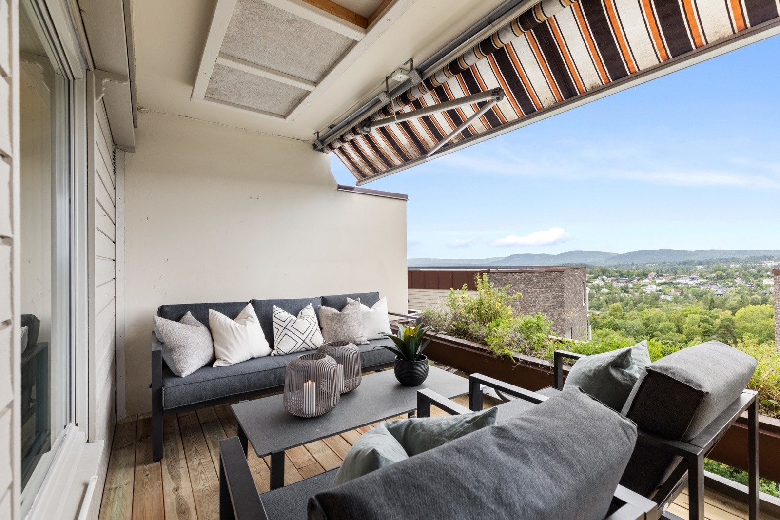 Uteplassen vender hovedsakelig mot vest og byr på meget gode solforhold og fantastisk utsikt over området Galleribilde