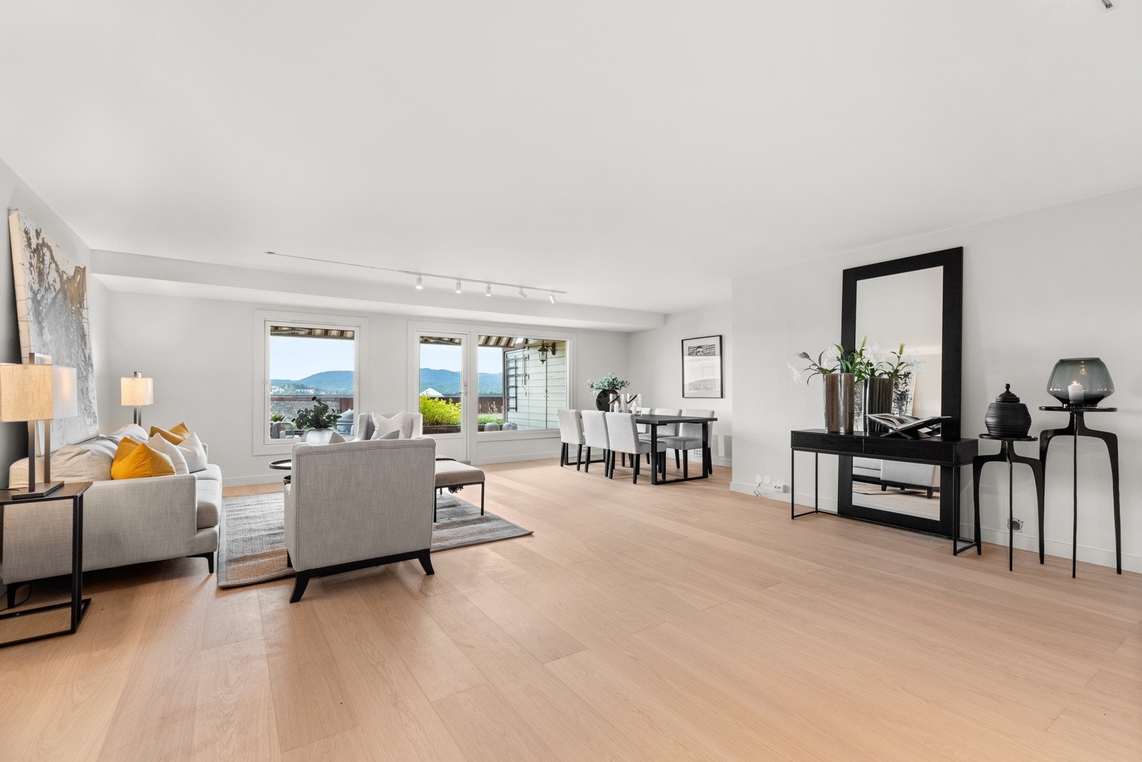 Dette er en stilren og lekker 4-roms med en lys og gjennomgående planløsning Galleribilde