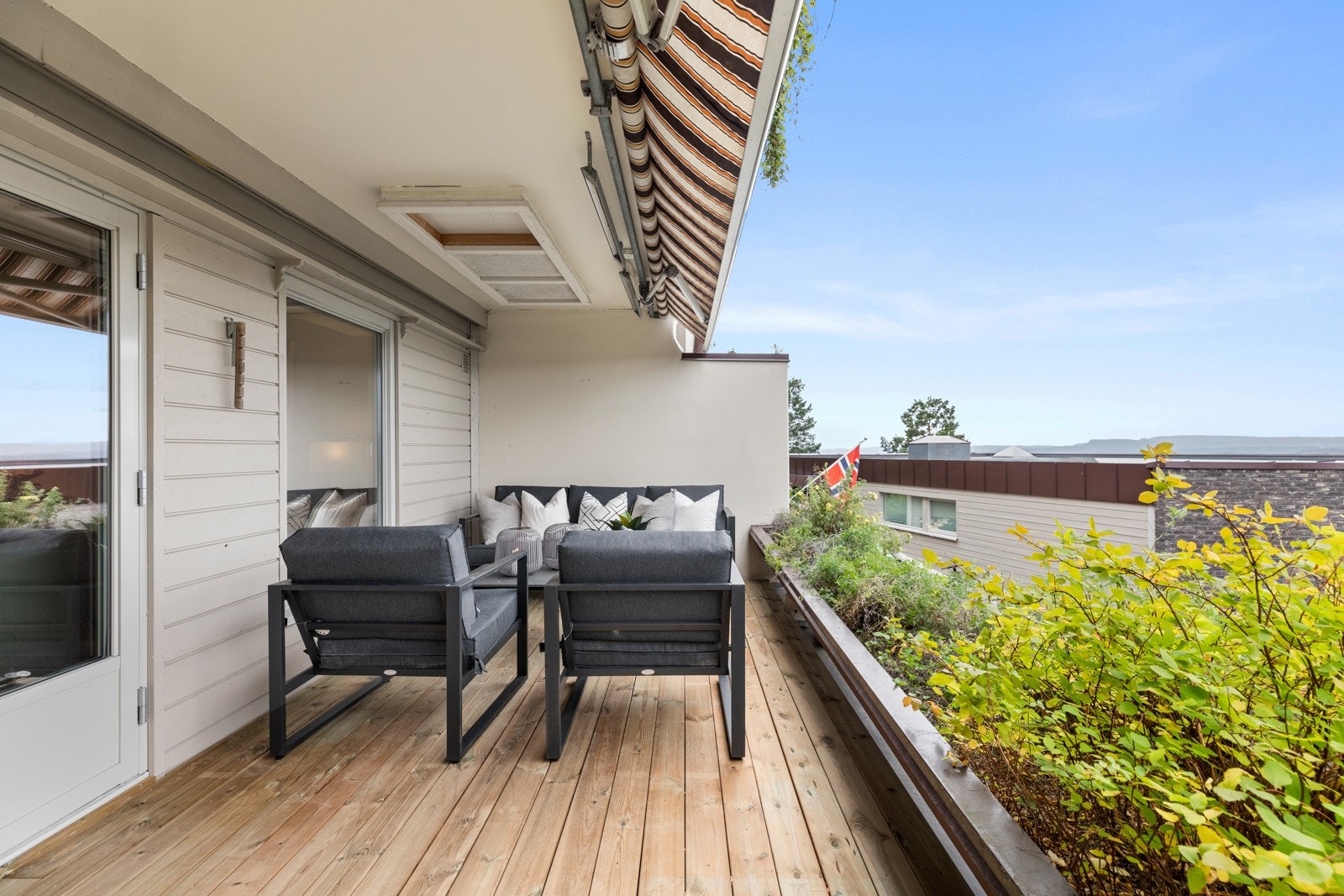 Fra stuen er det utgang til en flott balkong på ca 14 m2 Galleribilde