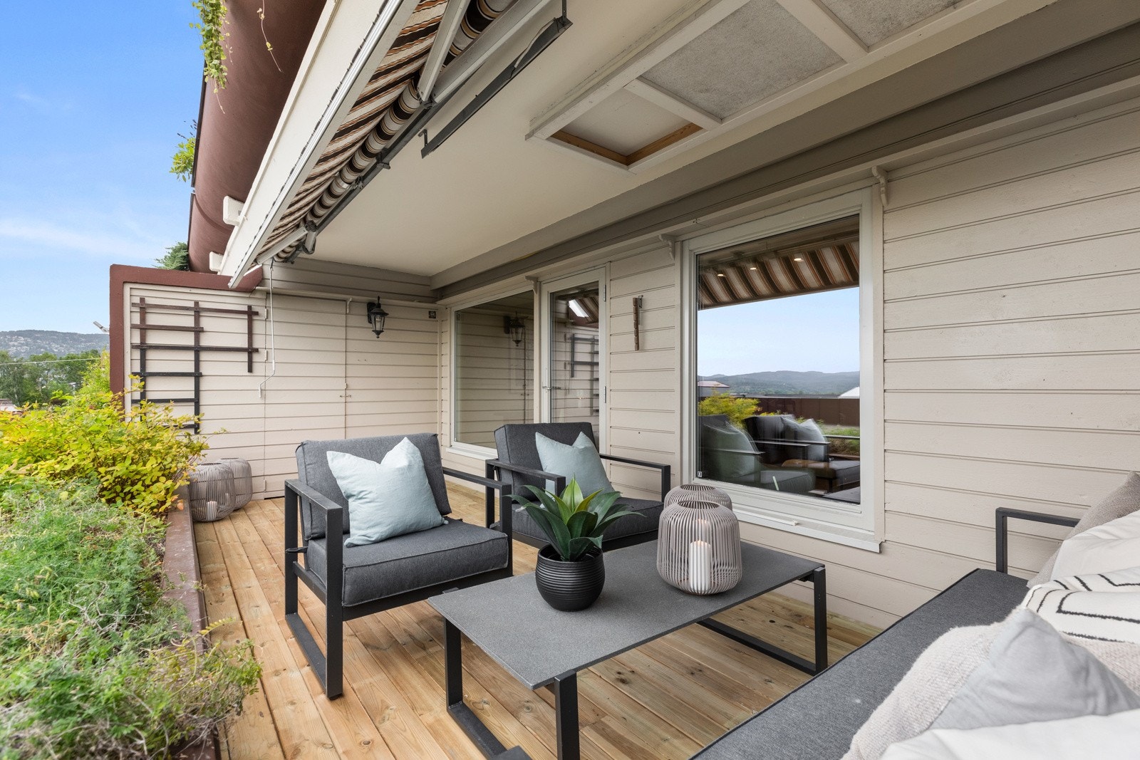 Her er det markise som kan skygge for solen på de varmeste sommerdagene. Dette er et herlig sted å nyte fine sommerkvelder i fred og ro! Galleribilde