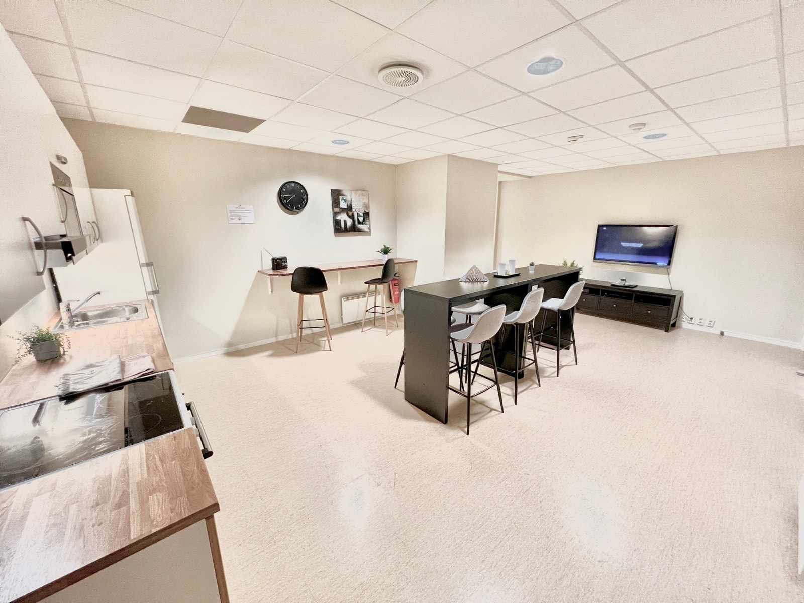 Romslig plass for sosiale lag eller felles studie Galleribilde