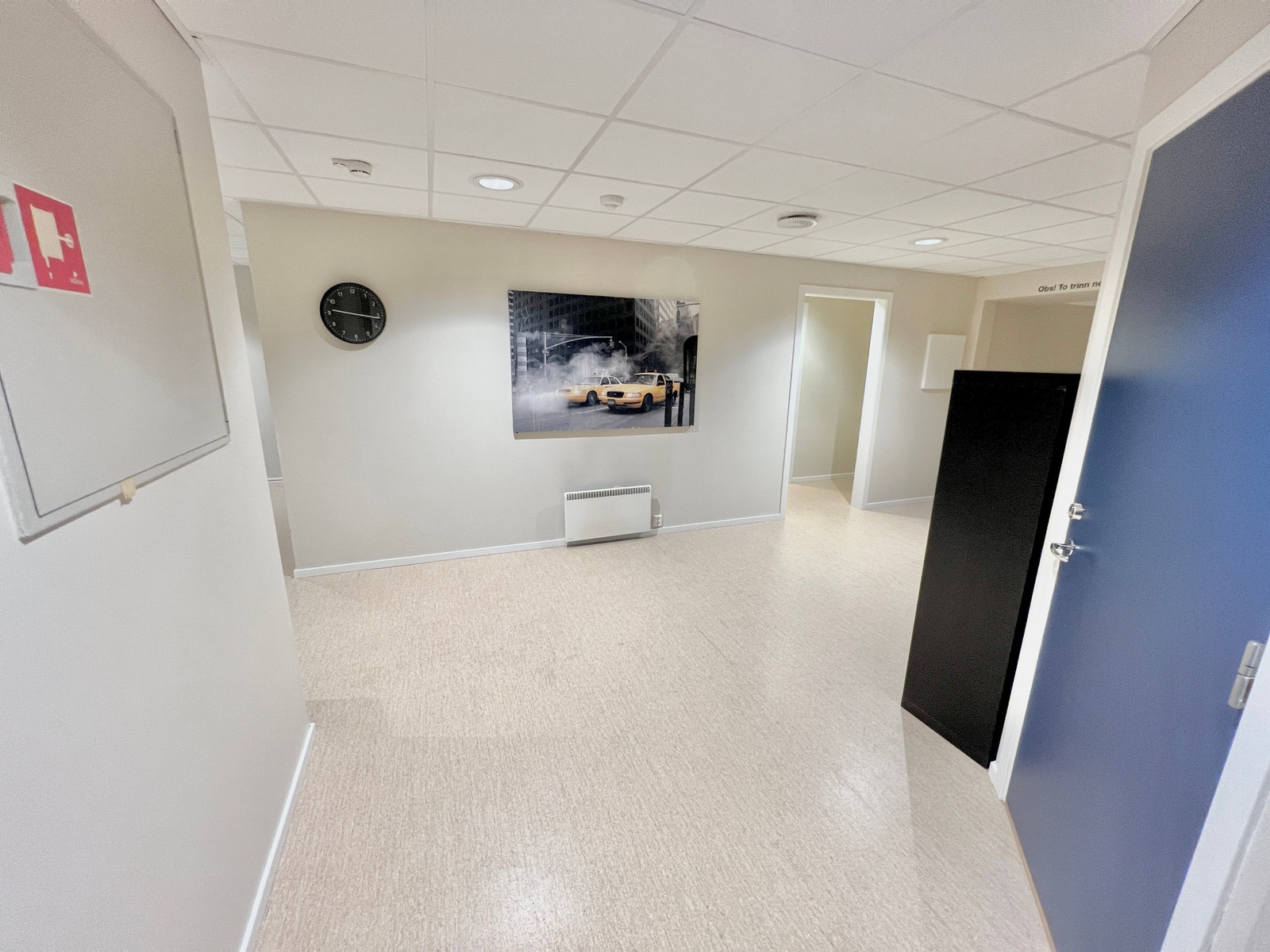 Romslig hall og gang Galleribilde