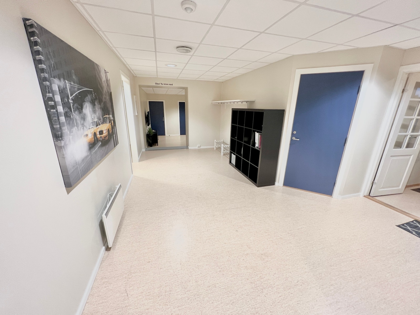 Romslig hall og gang Galleribilde