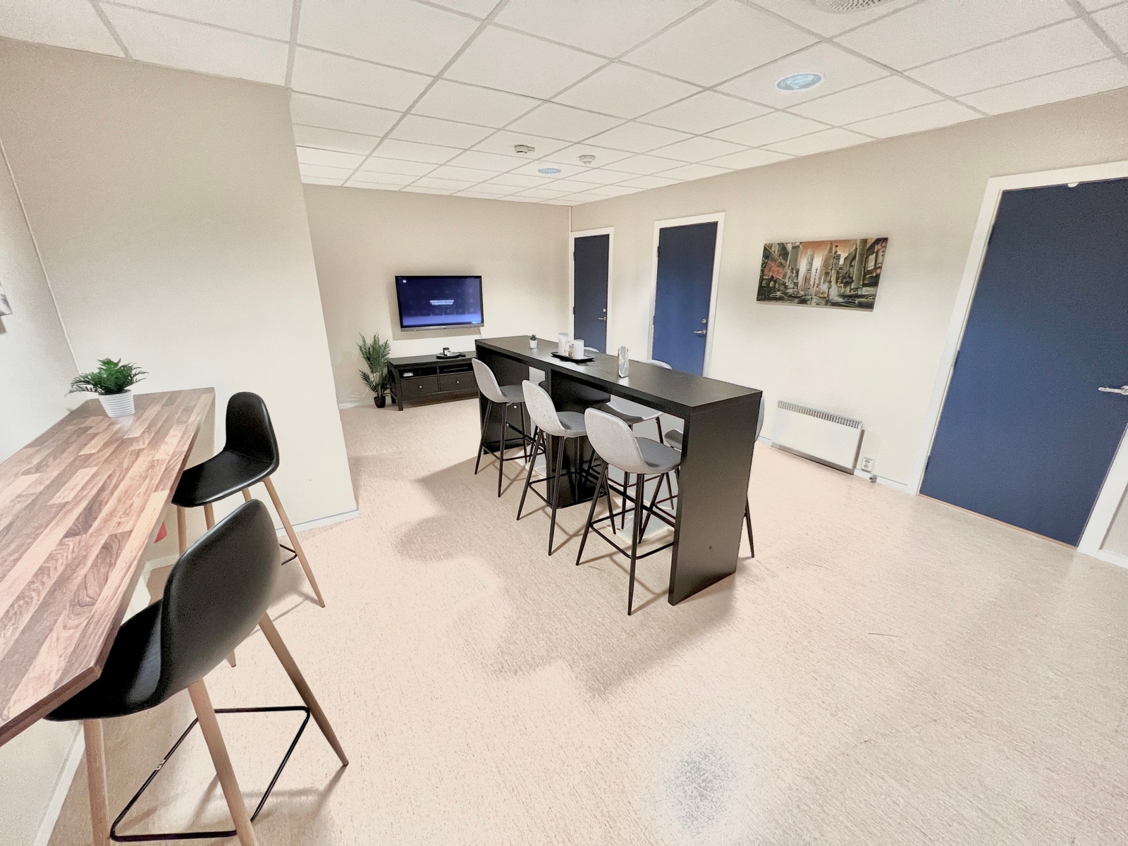 Romslig plass for sosiale lag eller felles studie Galleribilde