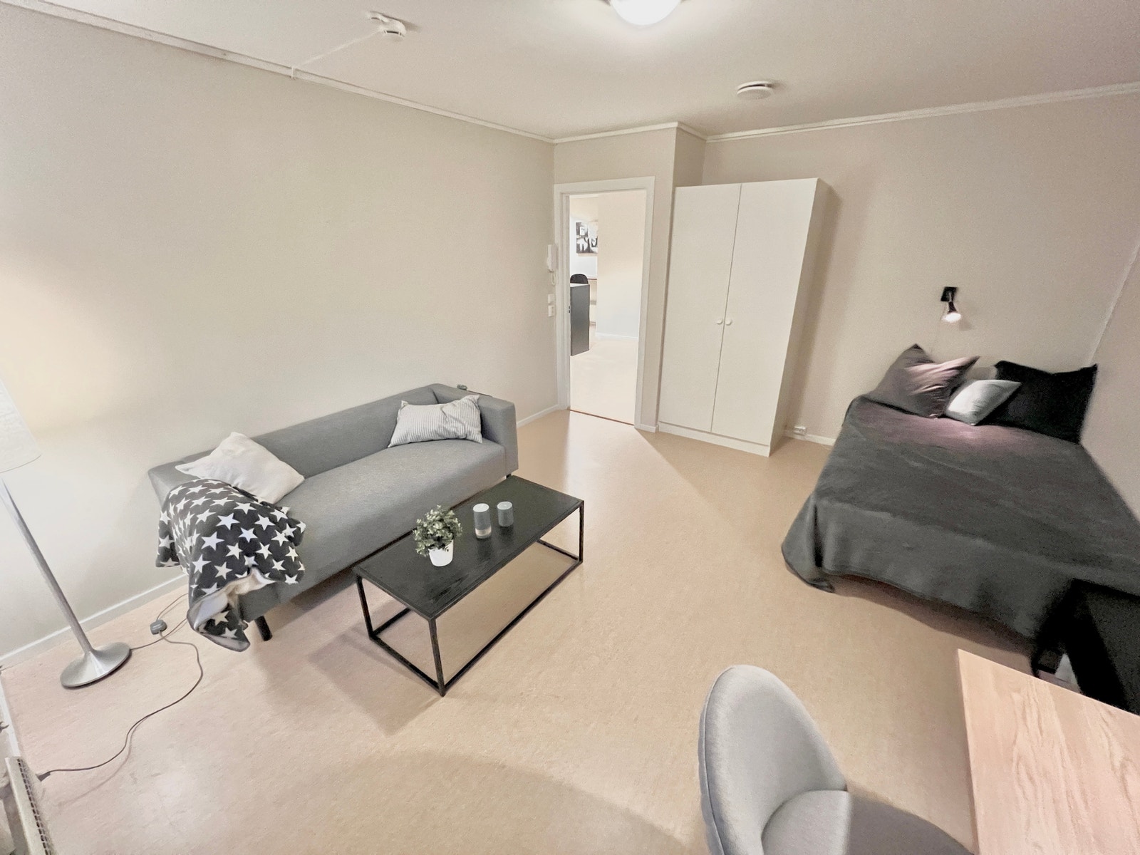 Romslig hybel med plass til sofa,skrivebord,seng,skap og tv-møbel Galleribilde