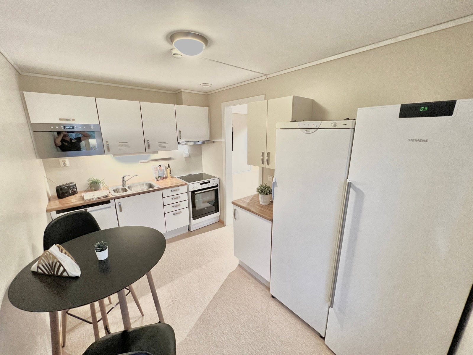 Kjøkken med hyller i fryseskap og kjøleskap til hvert rom Galleribilde