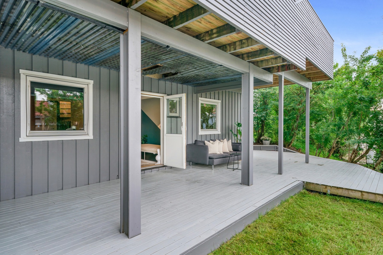 Her sitter man usjenert til på hele 38 kvm, og man har også en liten hageflekk. Galleribilde