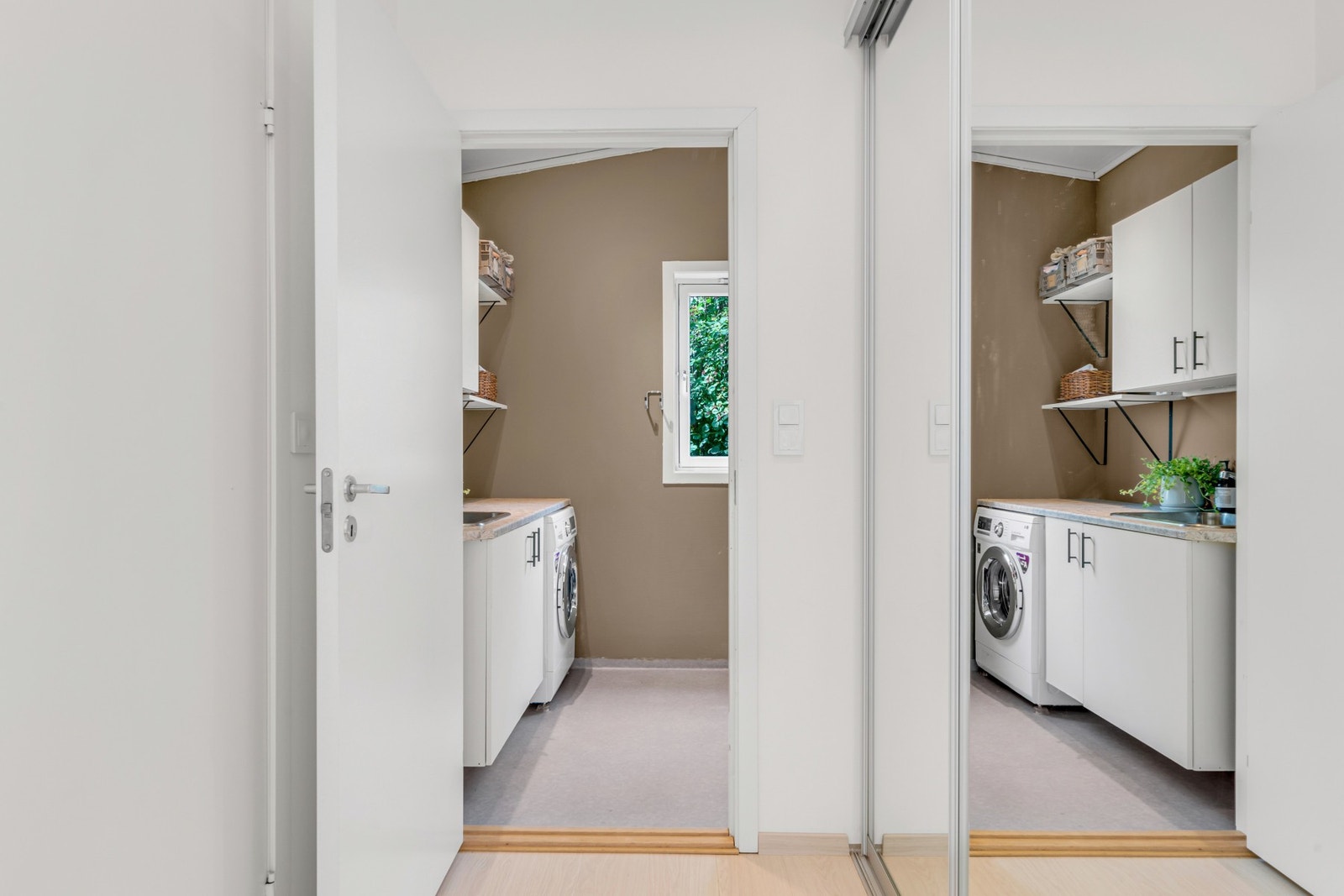 Gang med skyvedørsgarderobe med speilfronter. Galleribilde