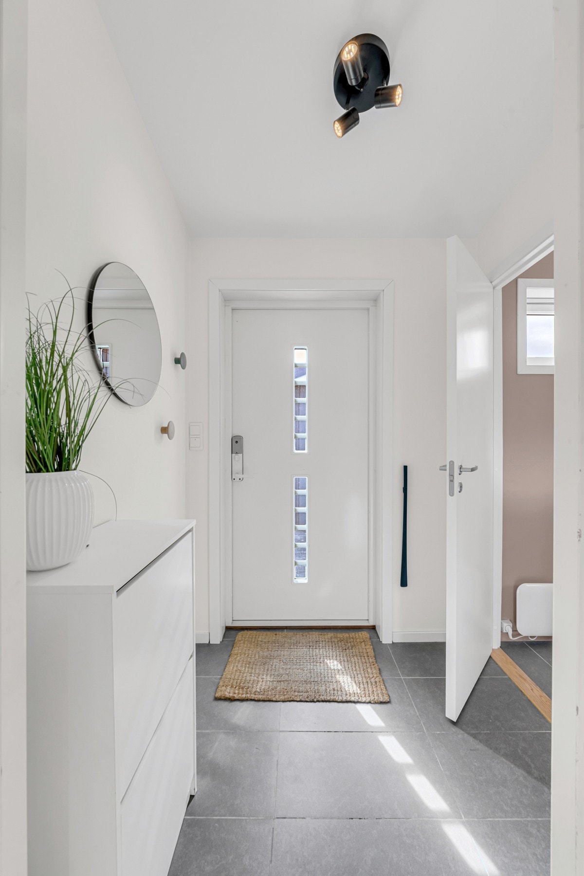 Ny ytterdør med kodelås i hovedetasje. Galleribilde