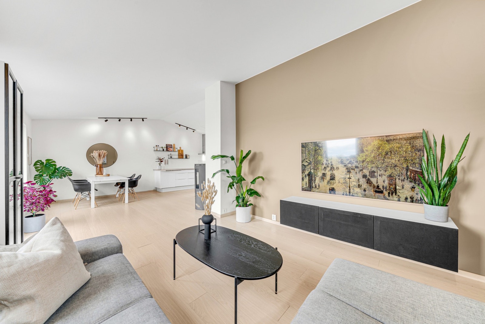 Boligen har vært gjenstand for vesentlig oppussing i perioden 2017 - 2020, og holder som følge av dette en gjennomgående pen standard. Galleribilde