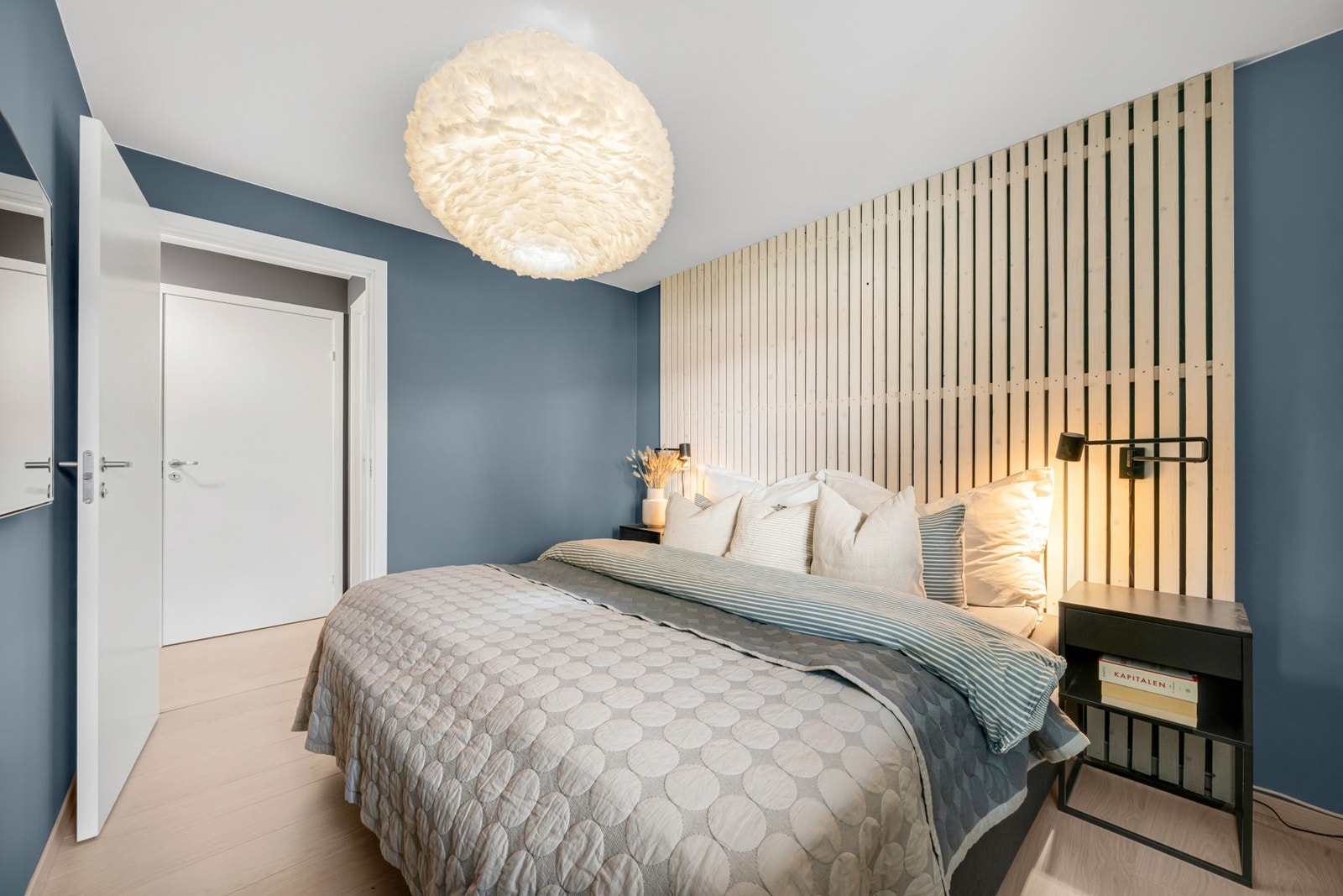 Tidsriktig spilevegg bak seng. Galleribilde