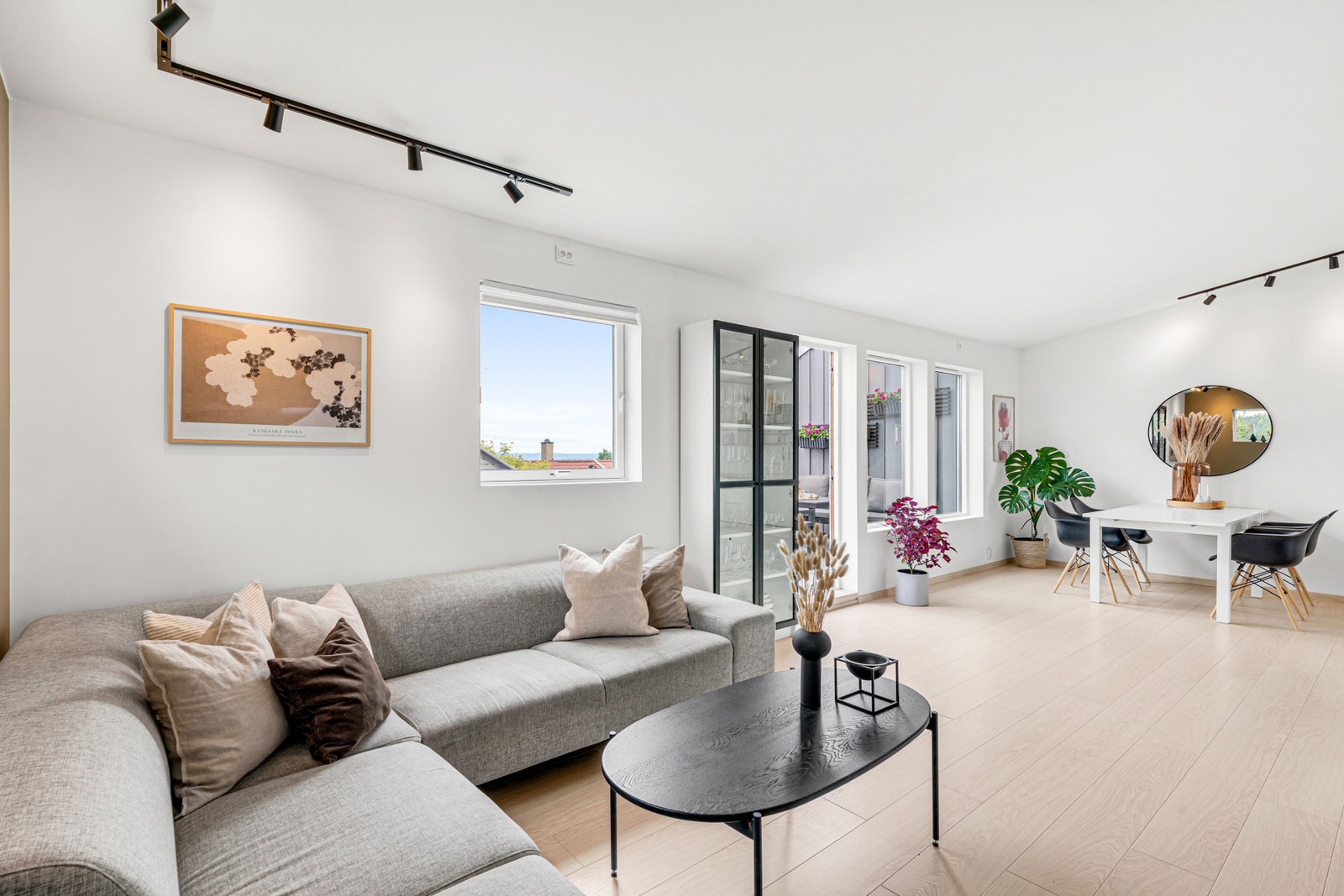 Med store vindusflater på flere sider får man et godt lysinnslipp, og i kombinasjon med takhøyde opp til 3 meter bidrar dette til en lett og luftig atmosfære. Galleribilde