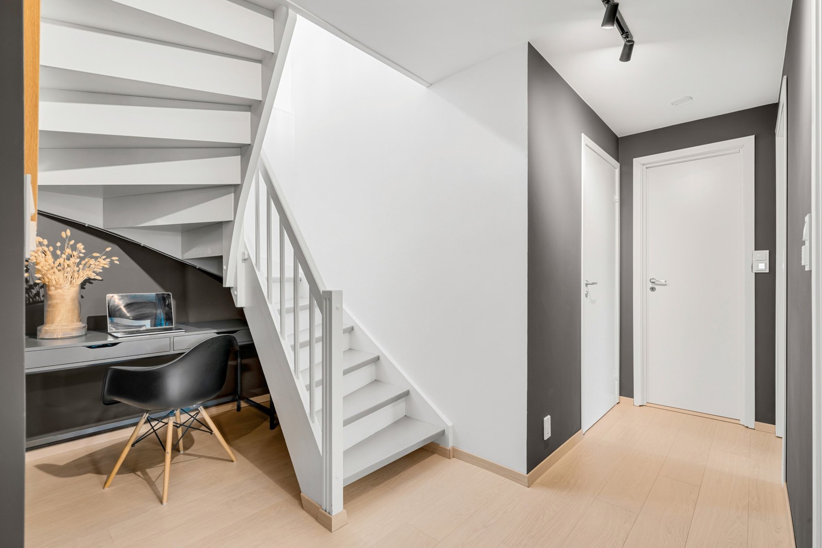 Under trappen er det etablert en kontorløsning. Det er varmekabler i gulv i hele underetasjen, med unntak av bod/garderoberom. Galleribilde