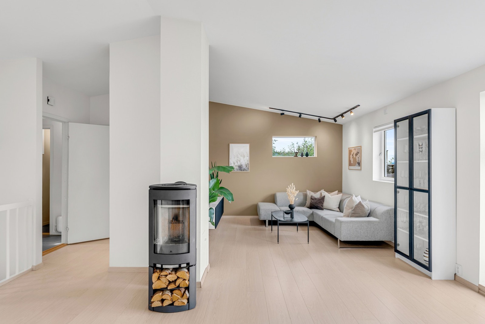 Rentbrennende peisovn på stue. Galleribilde